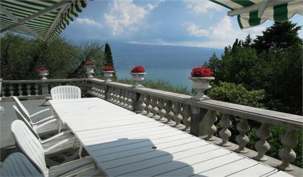 Villa Pinetina غارنانو المظهر الخارجي الصورة